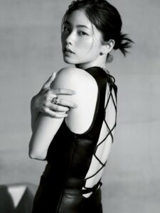 モノクロ越しに映える“色気”── 小芝風花、『25ans』登場で反響続々パンダ28号の有名人DAI好キング!